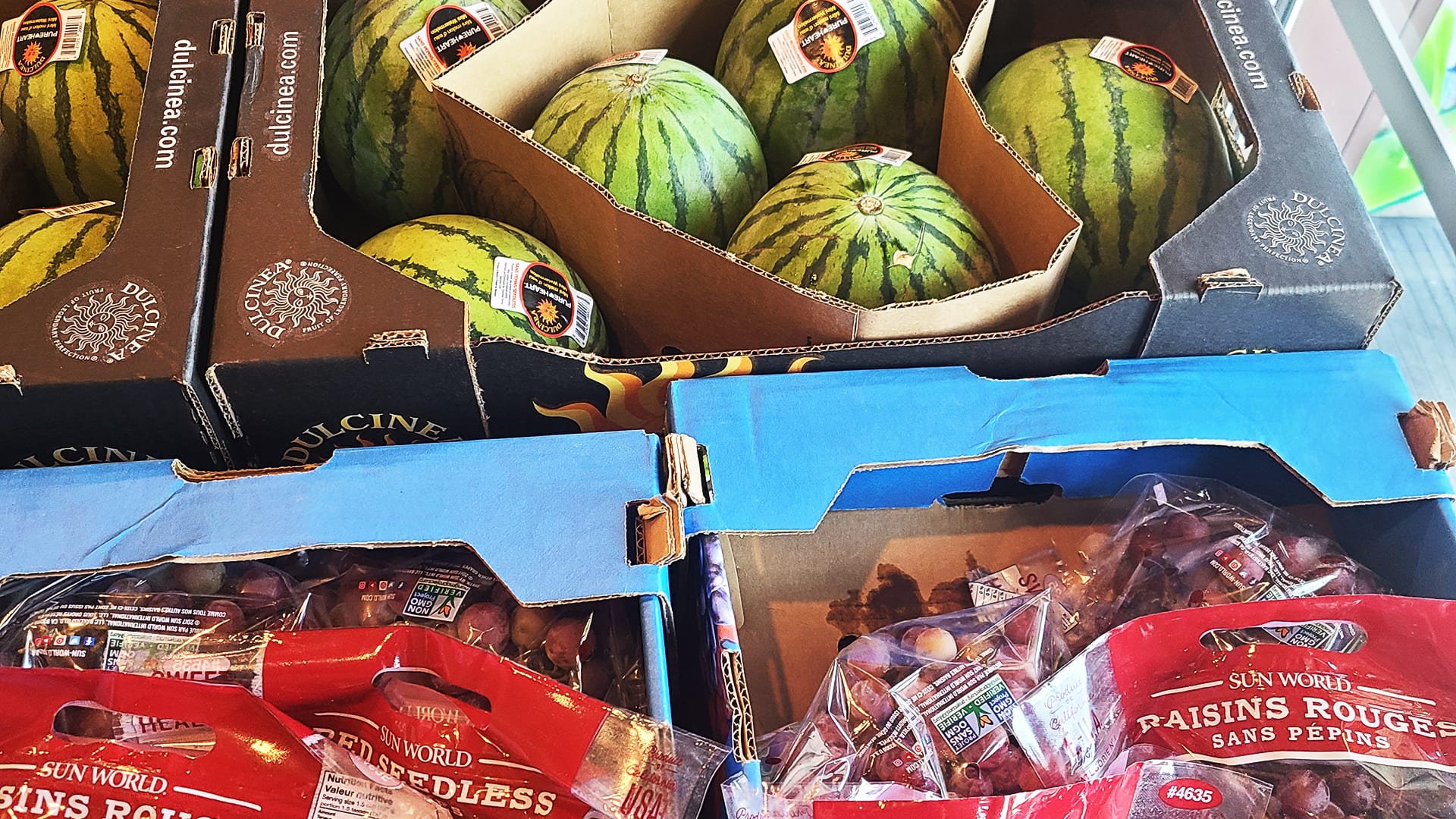 The pantry distributes fresh fruits and vegetables Amazing Grace Food